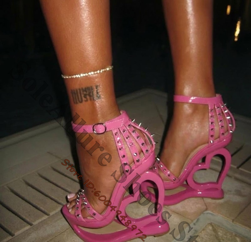 Leather Work Heels - Heet roze spike-studded sandalen met hartvormige